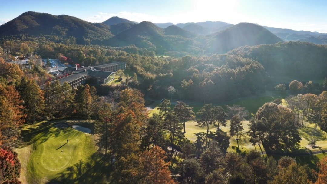 浅間山を望む絶景のなかでワインと音楽を楽しむガーデンマルシェ