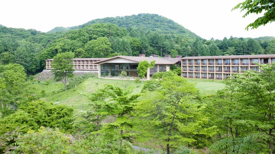 正面に雄大な浅間山を望む絶好のロケーション。2サム専用の軽井沢浅間ゴルフコースを併設し軽井沢72ゴルフに一番近いホテルです。