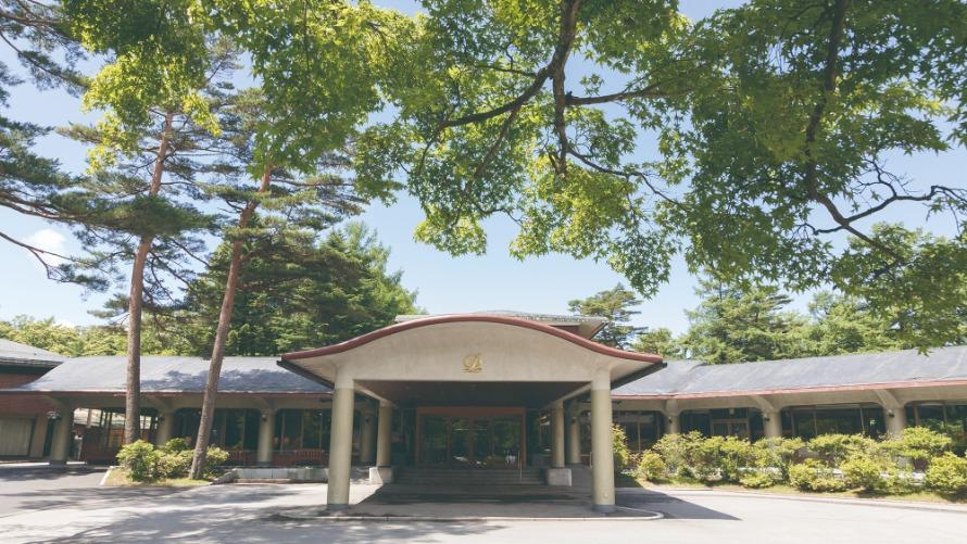 美しく、静寂な軽井沢の森に抱かれ佇む。こだわりの客室と温泉やスパトリートメントの上質なリラクゼーションでおくつろぎください。
