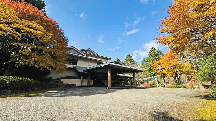 眼前に広がる芦ノ湖を眺めながら、上質なくつろぎのひと時をお過ごしください。
