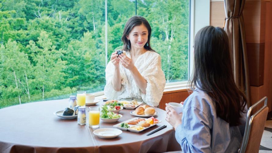 函館大沼プリンスホテルで大きなおにぎりを食べている様子