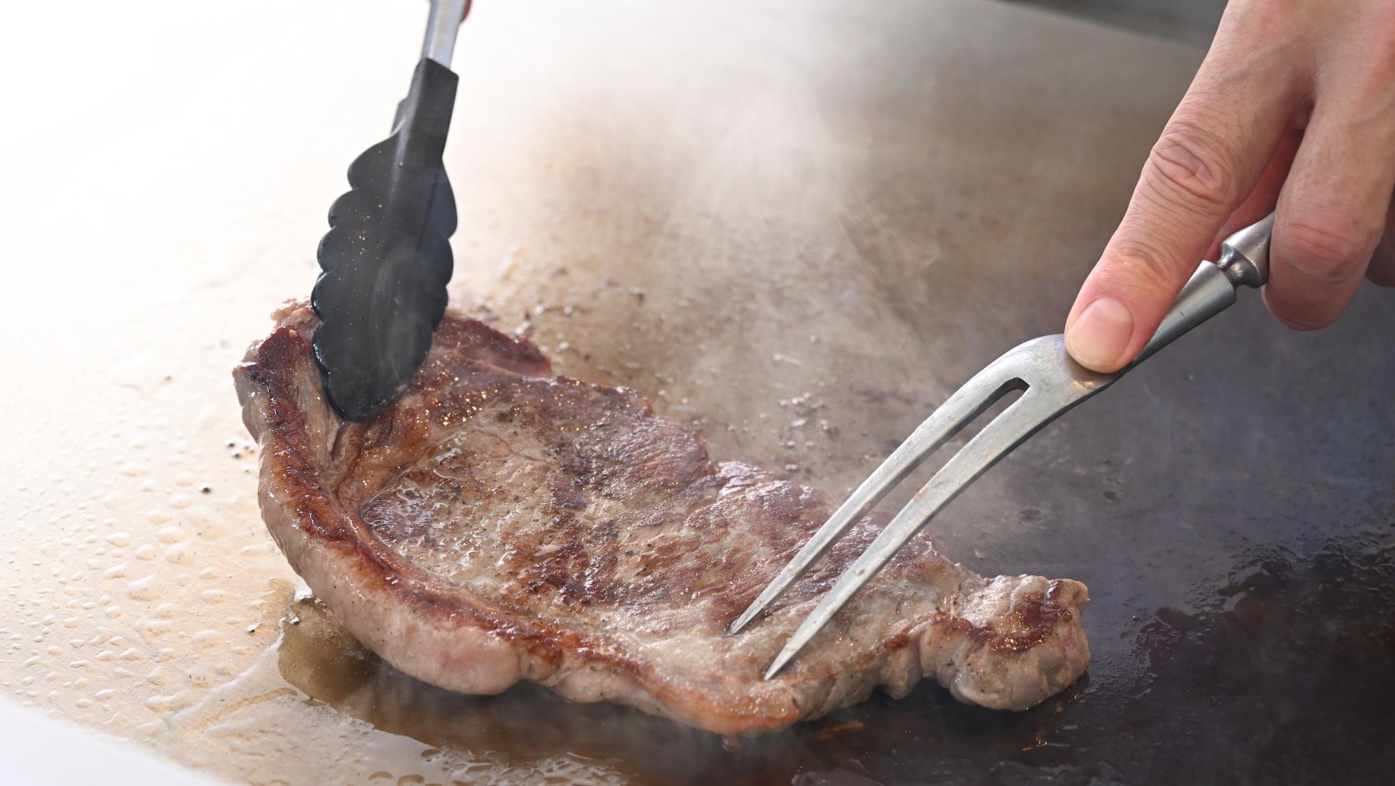シェフが仕上げる牛肉の鉄板焼き　※イメージ