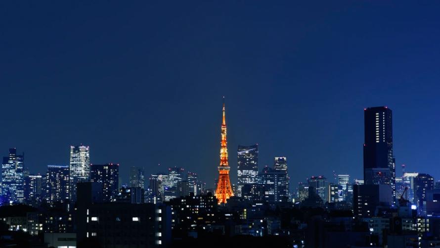 グランドプリンスホテル新高輪の客室からの夜景。東京タワーがライトアップされている。