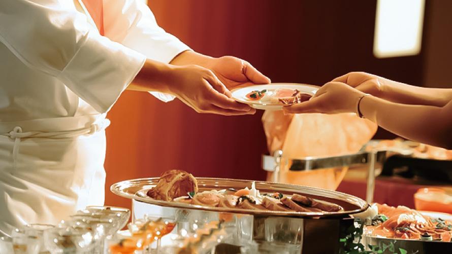 レストランまたは宴会場にて「和洋中食べ放題メニュー」