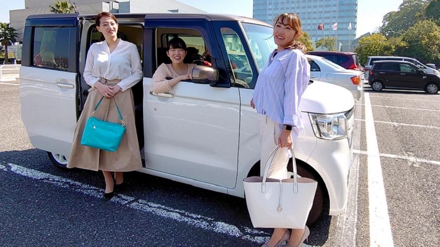 女性3人グループが車に乗ってグランドプリンスホテル広島へ来館したイメージ