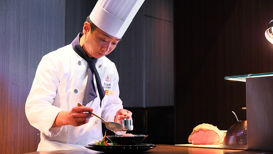 料理長が盛り付けをしている