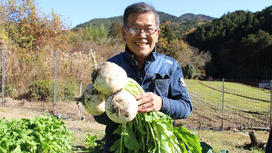 聖護院かぶらを持つ森田さん