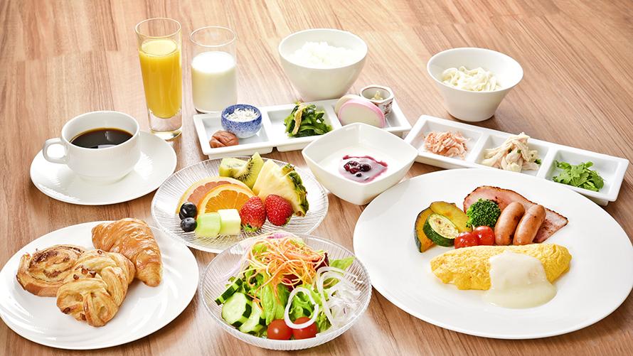 ホワイトソースのかかったオムレツやパン、和食も楽しめるレイクサイドグリルの朝食