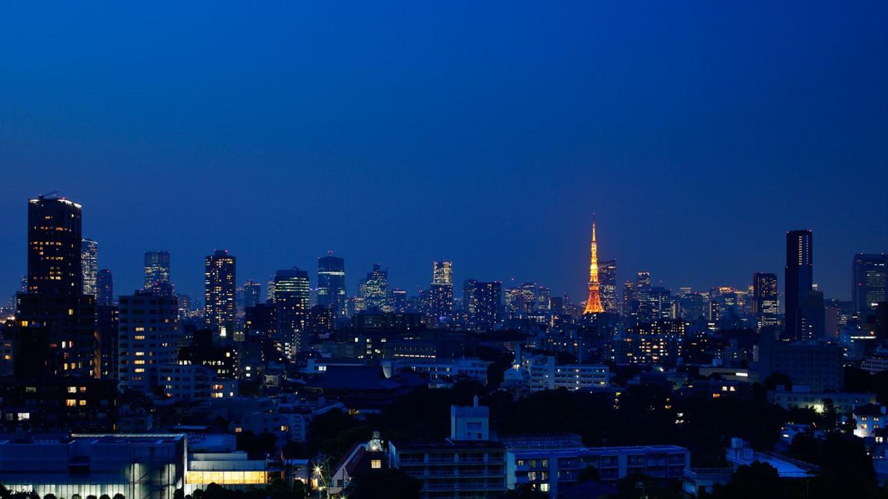 グランドプリンスホテル新高輪の客室からの夜景。東京タワーがライトアップされている。