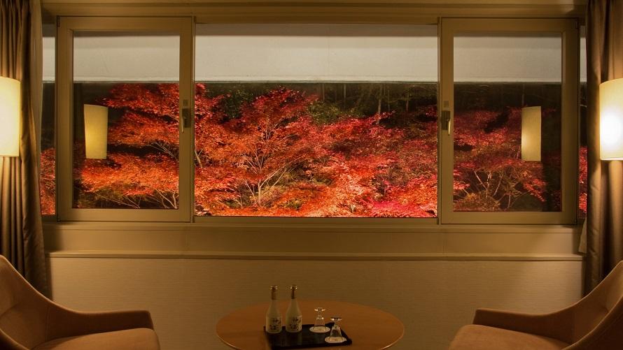窓外に映る紅葉の絶景