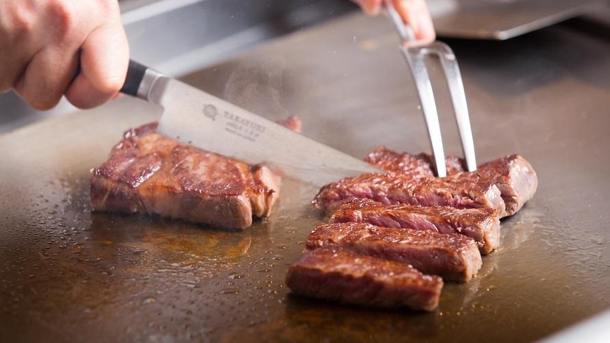 シェフが目の前で焼き上げる牛肉の鉄板焼き