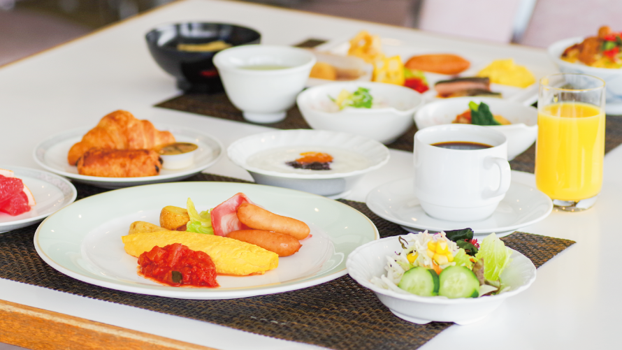 朝食をとる二人。地元食材を取り入れた和洋ブッフェで1日の活力を