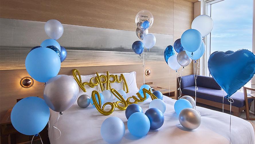 アニバーサリープラン。ブルー系のバルーンとhappybirthdayの金の文字バルーン