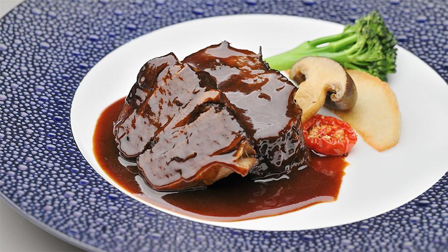 牛肉の煮込みセット（アミューズ・サラダ・スープ・パン付き）
