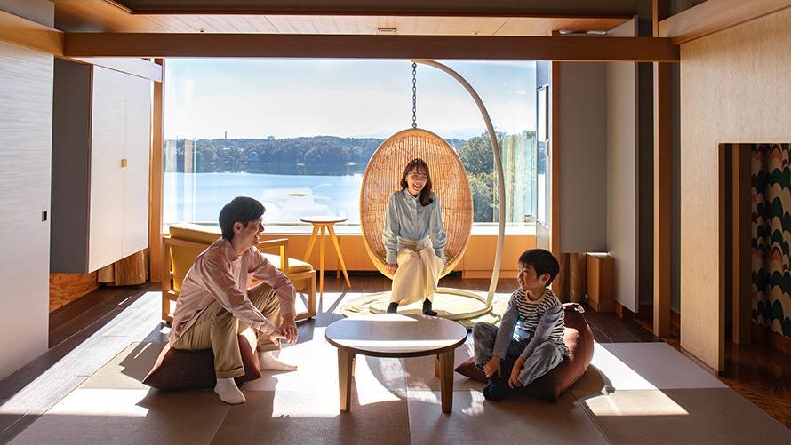 多摩湖を望む和室で、家族三人で楽しくおしゃべり。