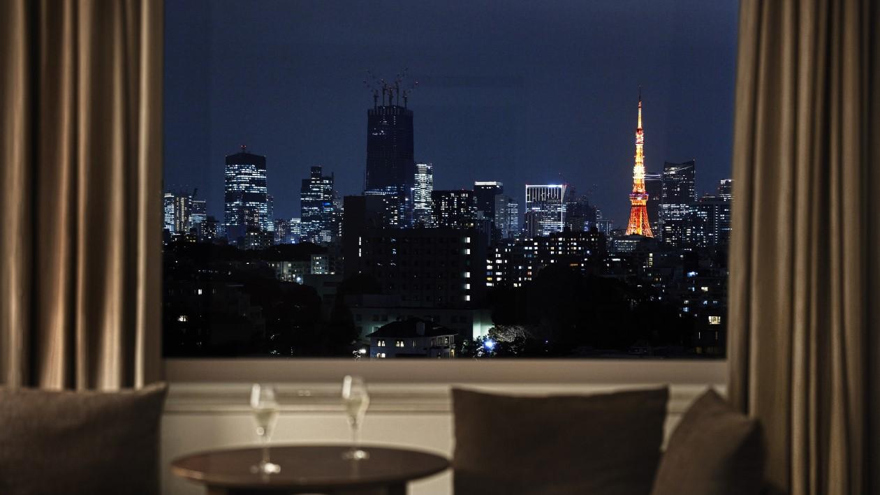 客室から眺める、ライトアップされた東京タワーの夜景。