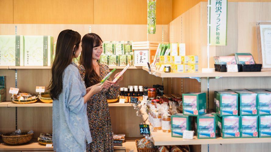 売店で埼玉県の特産品を手に取りながら、わくわくのお土産選び女性二人