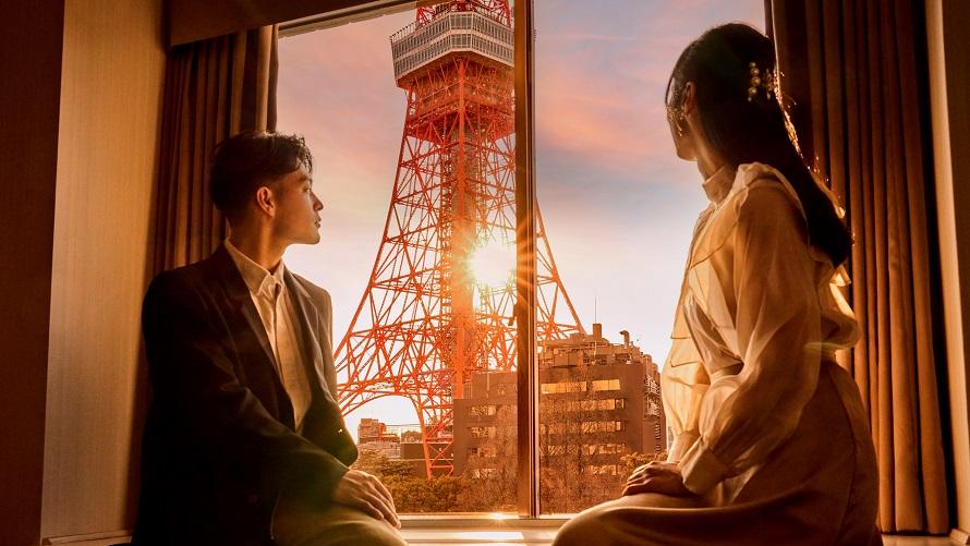 東京タワーを眺めるカップル