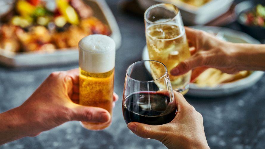 ビールとワインで乾杯の画像