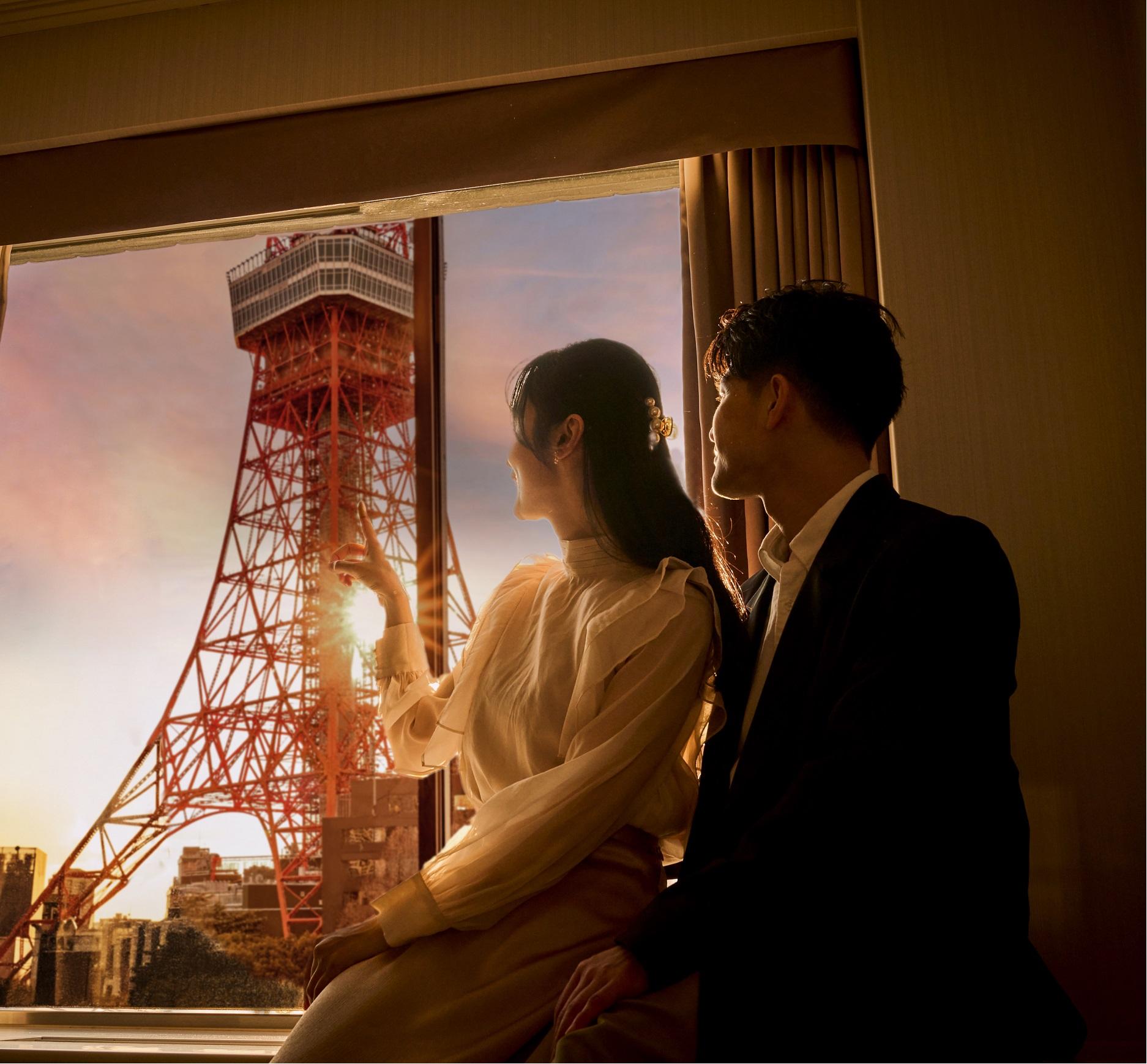 東京タワーを眺めるカップル