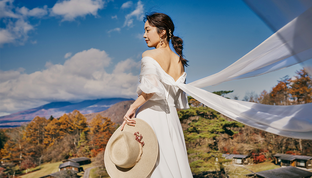 軽井沢の広大な森と鮮やかな紅葉に包まれる 映画のようなロケーションフォトを
