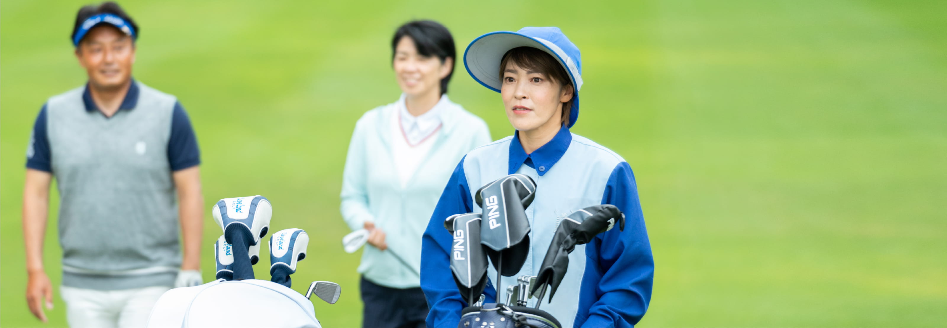 コースアテンダントとして働いている様子