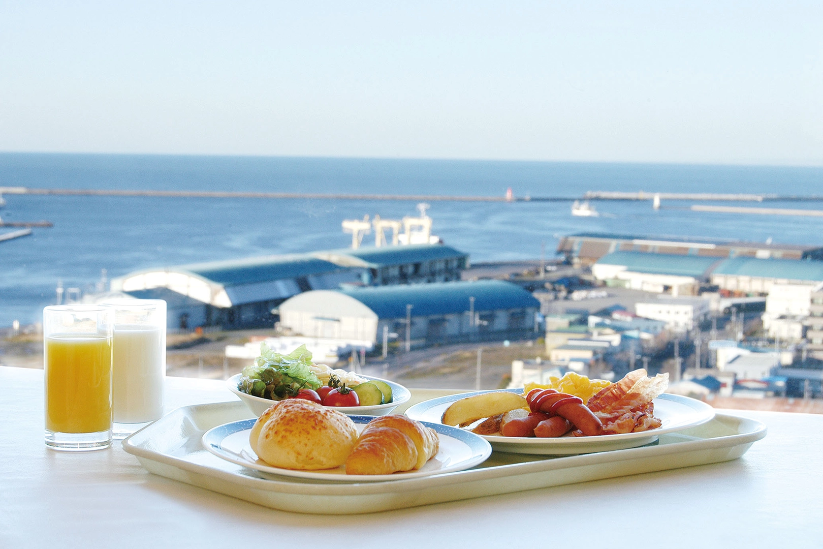 海を眺めながらの朝食