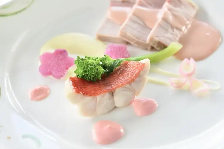 金目鯛の白ワイン蒸しを桜色に仕立てて