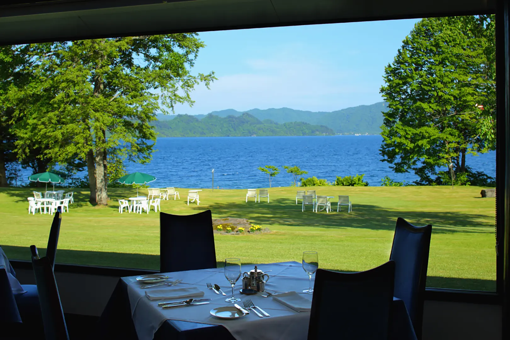 十和田湖をのぞむレストラン