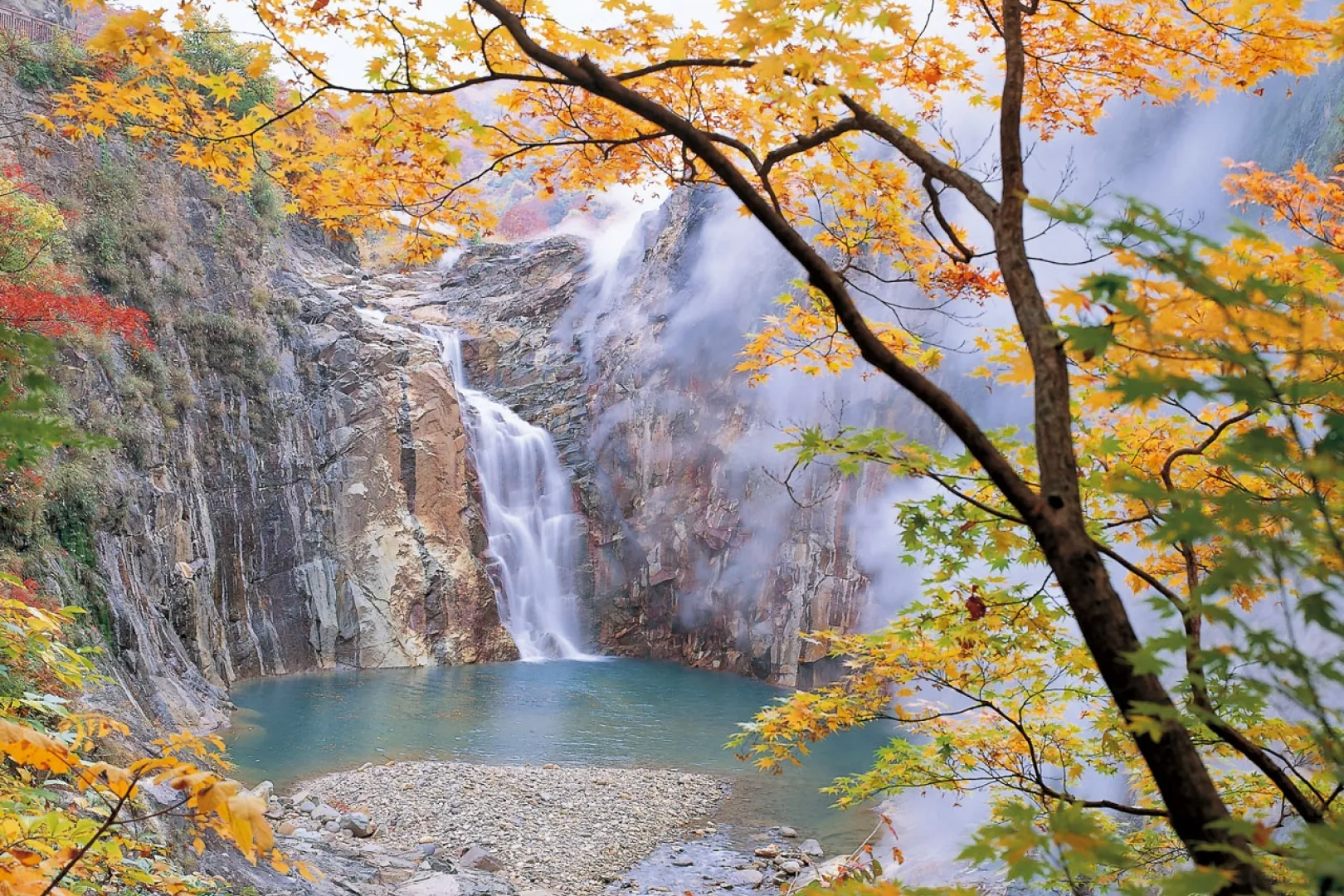ホテル周辺の紅葉の名所・滝の上