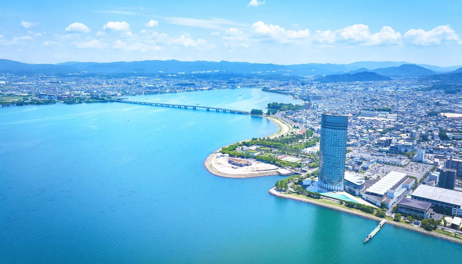 琵琶湖のほとりに佇むホテル外観