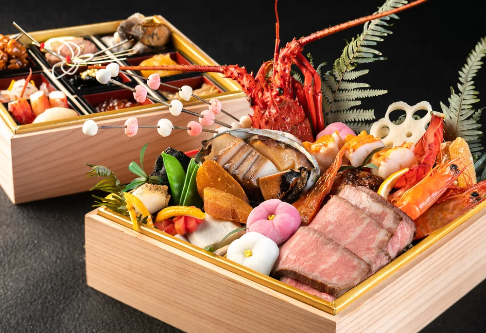 伊勢海老や鮑など高級食材を贅沢に使用