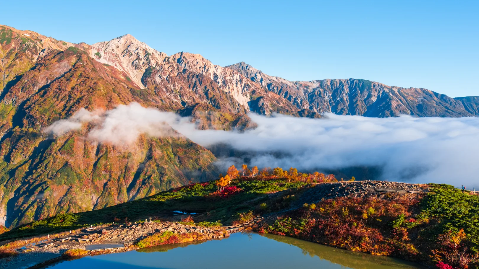 PIXTAより「秋の朝に広がる雲海と紅葉」