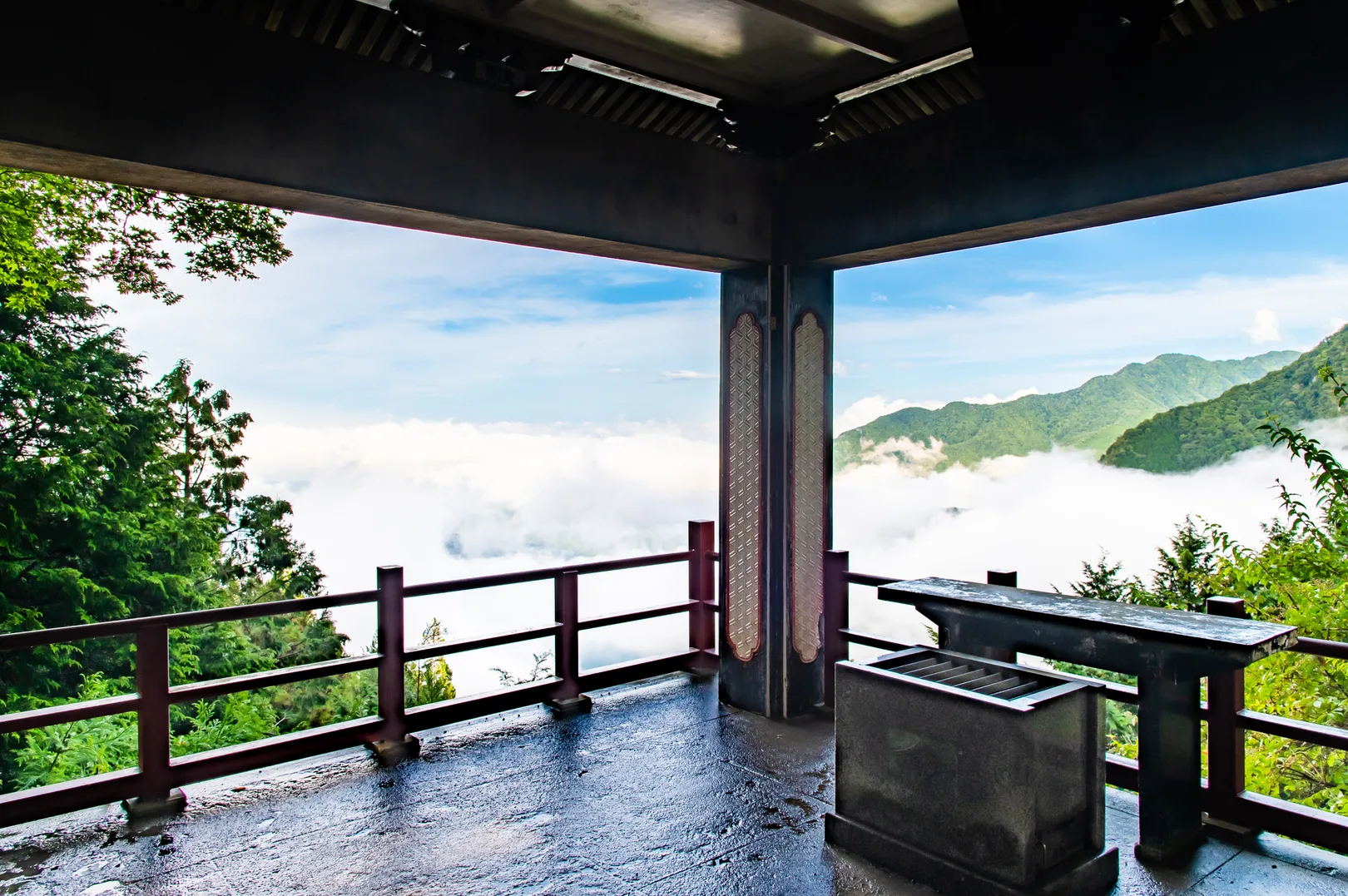 PIXTAより「三峯神社の遙拝殿から望む秩父の雲海」