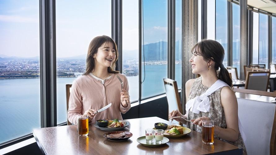 地元の食材などの和洋中のお料理とびわ湖の眺望をお楽しみいただけます。