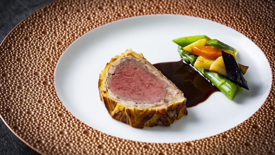 近江牛フィレ肉のウェリントン風パイ包み焼き　ソースグランブヌール　