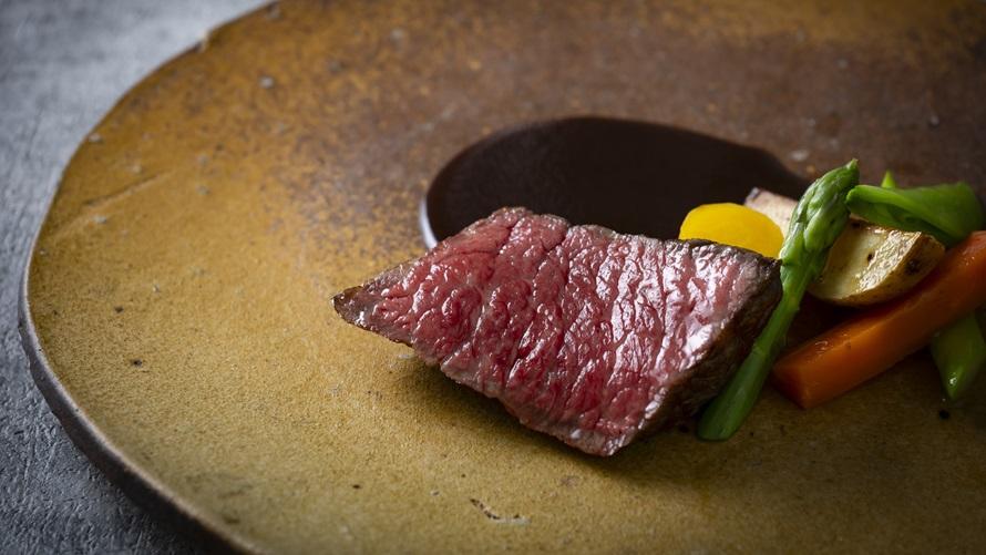 葡萄の枝で燻した近江牛腿肉のロースト　浅柄野Minori赤ワインのソース
