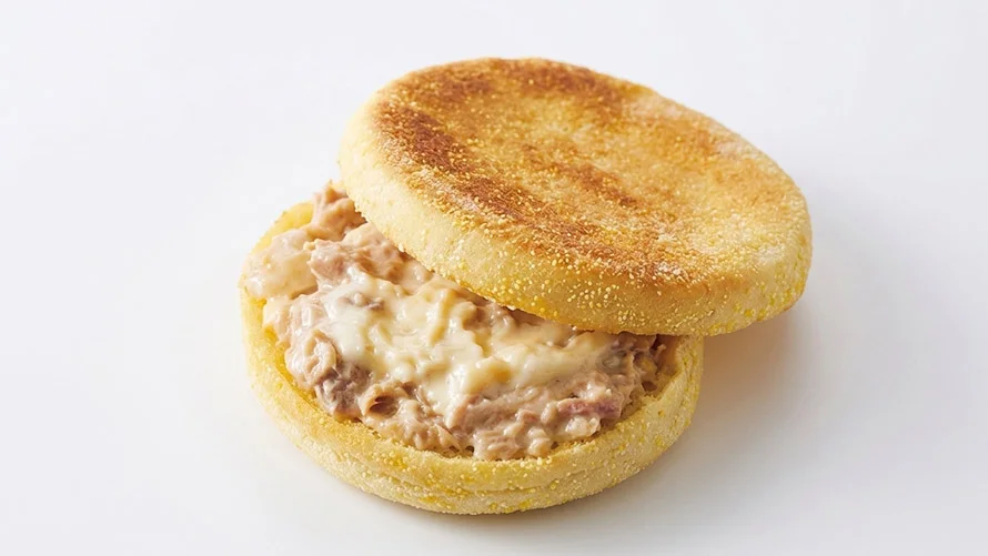 イングリッシュマフィン ツナチーズ（バターオイル香る、玉ねぎ食感がアクセントのツナチーズマフィン）