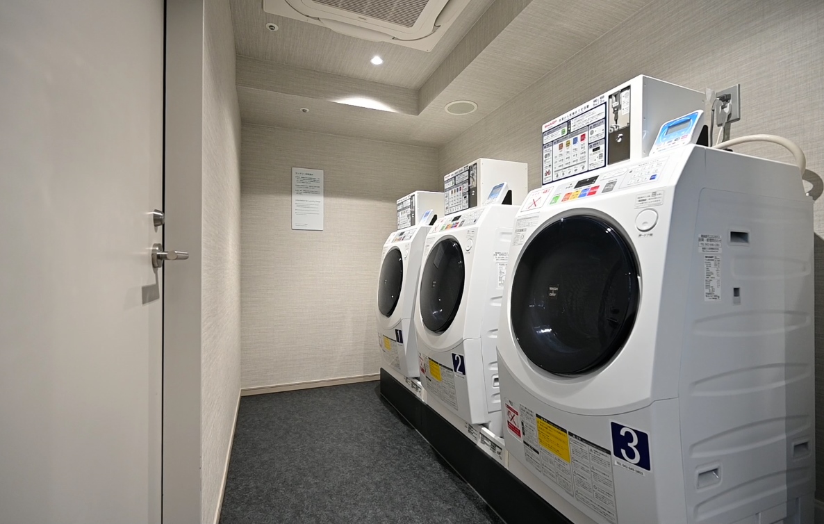 写真：ホテル内の電子レンジと自動販売機
