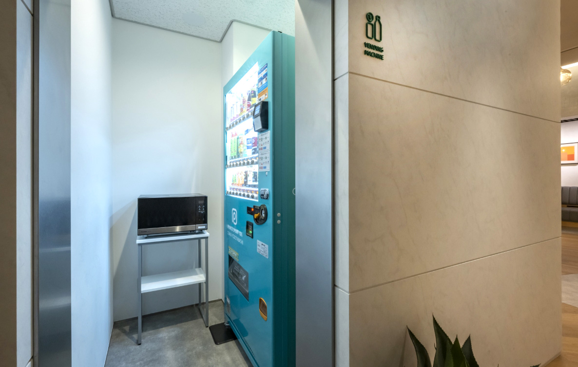 写真：ホテル内の電子レンジと自動販売機