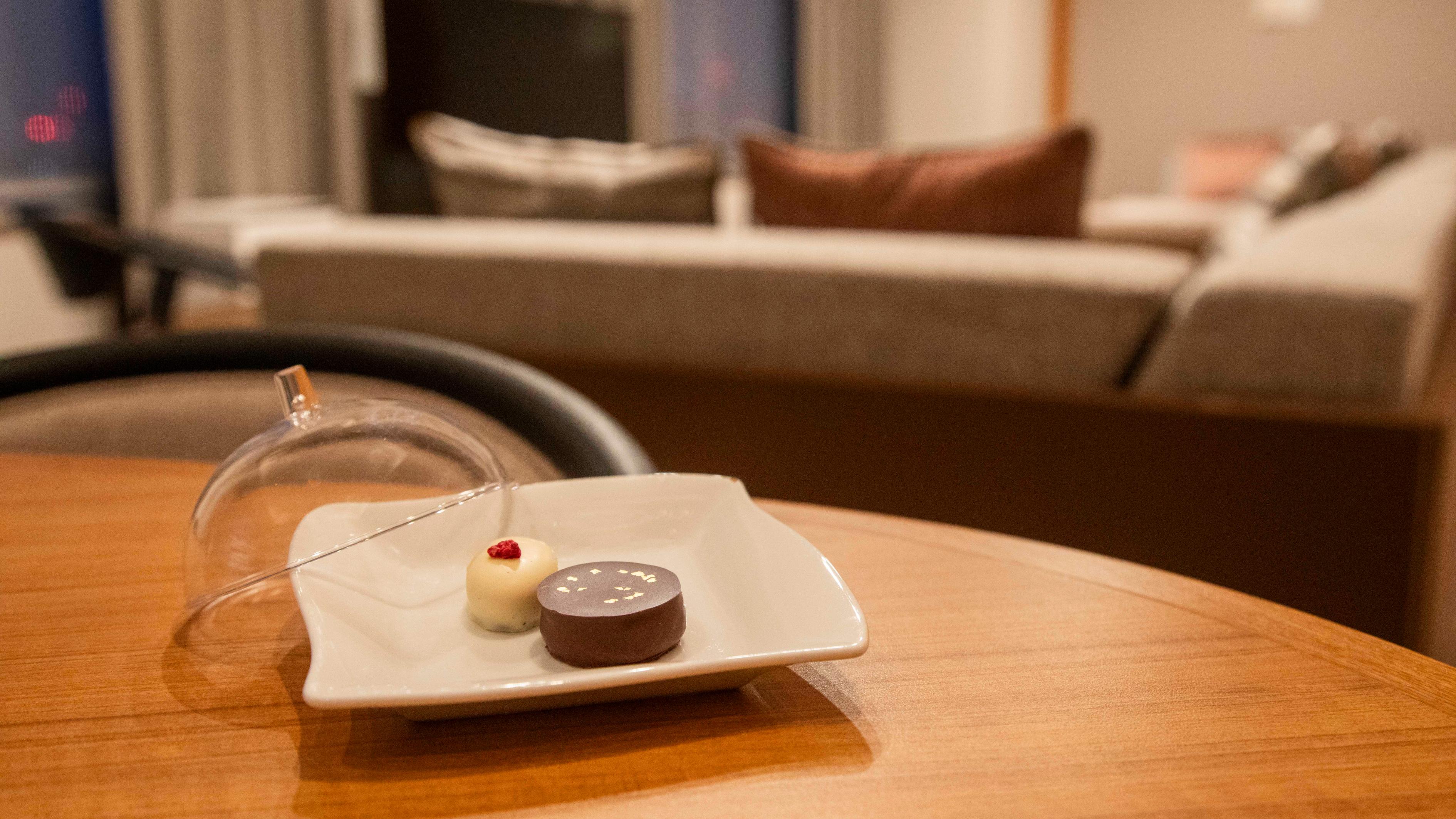 お休み前に食べていただけるナイトチョコレートをご用意しております。　※アフタヌーンティーのスイーツと一緒にお届けします。　※写真はイメージです。使用するお皿や器は写真と異なる場合がございます。