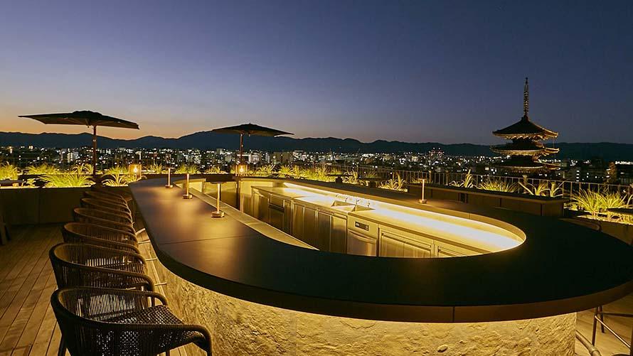 ホテル4階にある屋外のバーK36 Rooftopから一望できる京都の夜景。