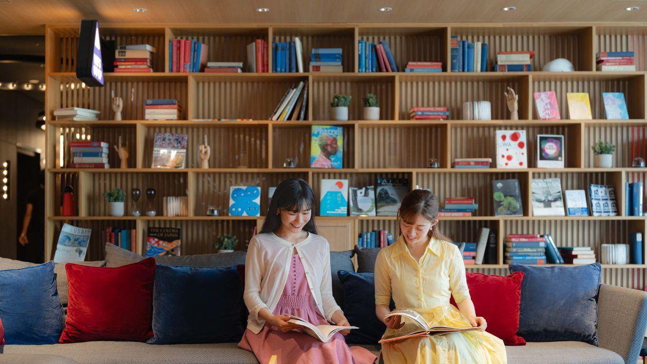大きなソファや本棚があるアネックスタワーの「ライブラリーエリア」