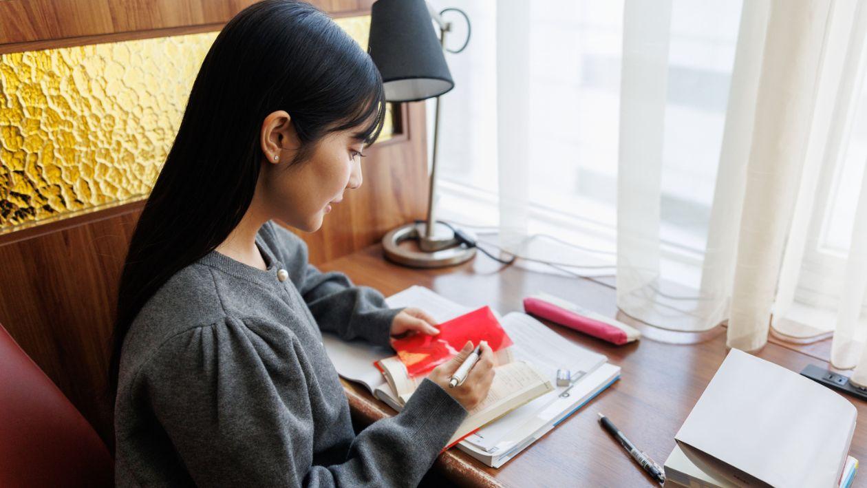 品川プリンスホテルNタワーのビジネスラウンジで勉強する受験生