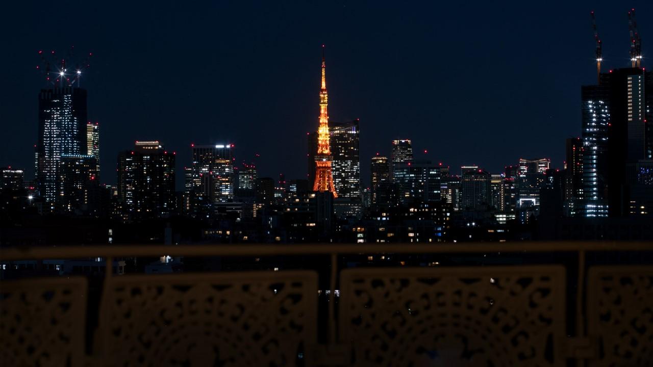 グランドプリンスホテル新高輪の客室バルコニーから、ライトアップされた東京タワーを望む。