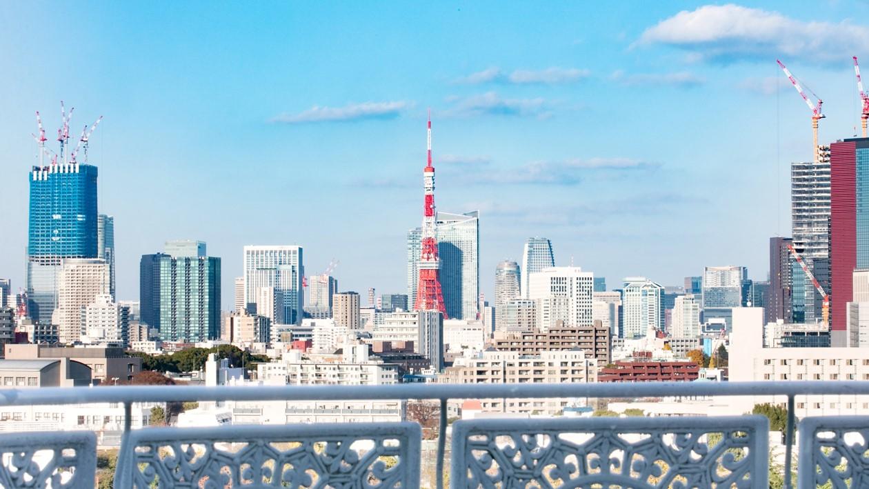 グランドプリンスホテル新高輪の客室バルコニーから、青空が清々しい、昼間の東京タワーを望む。