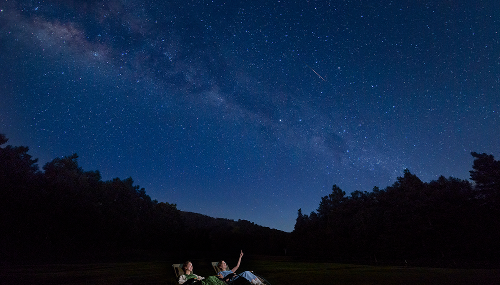 星に手を伸ばす夜空への散歩
