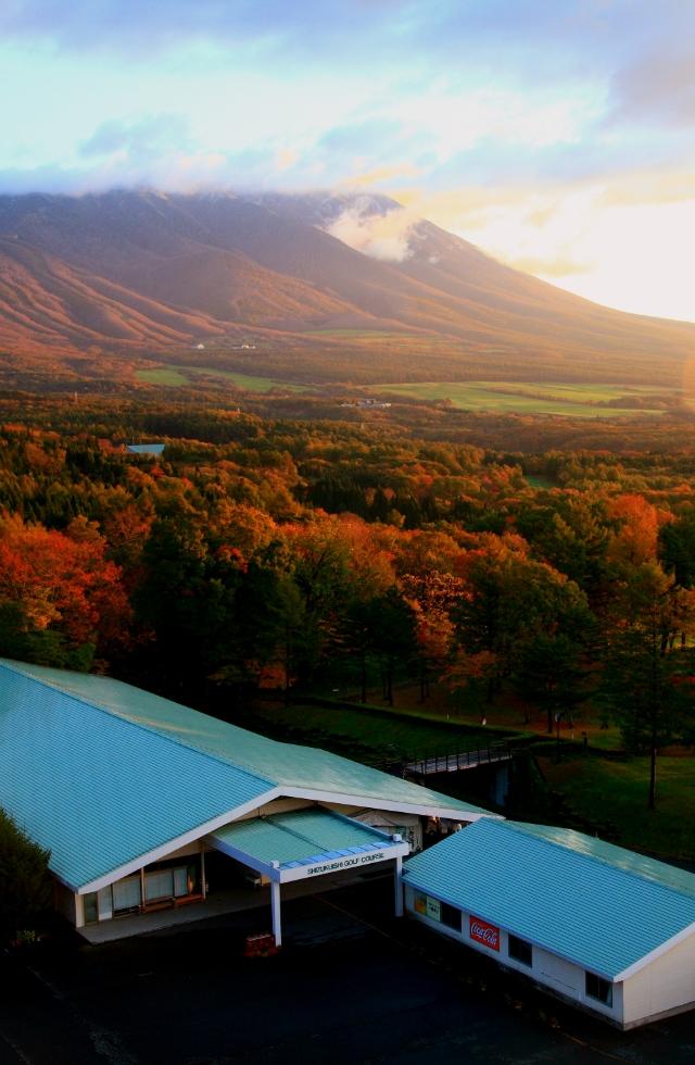 紅葉に包まれたゴルフ場