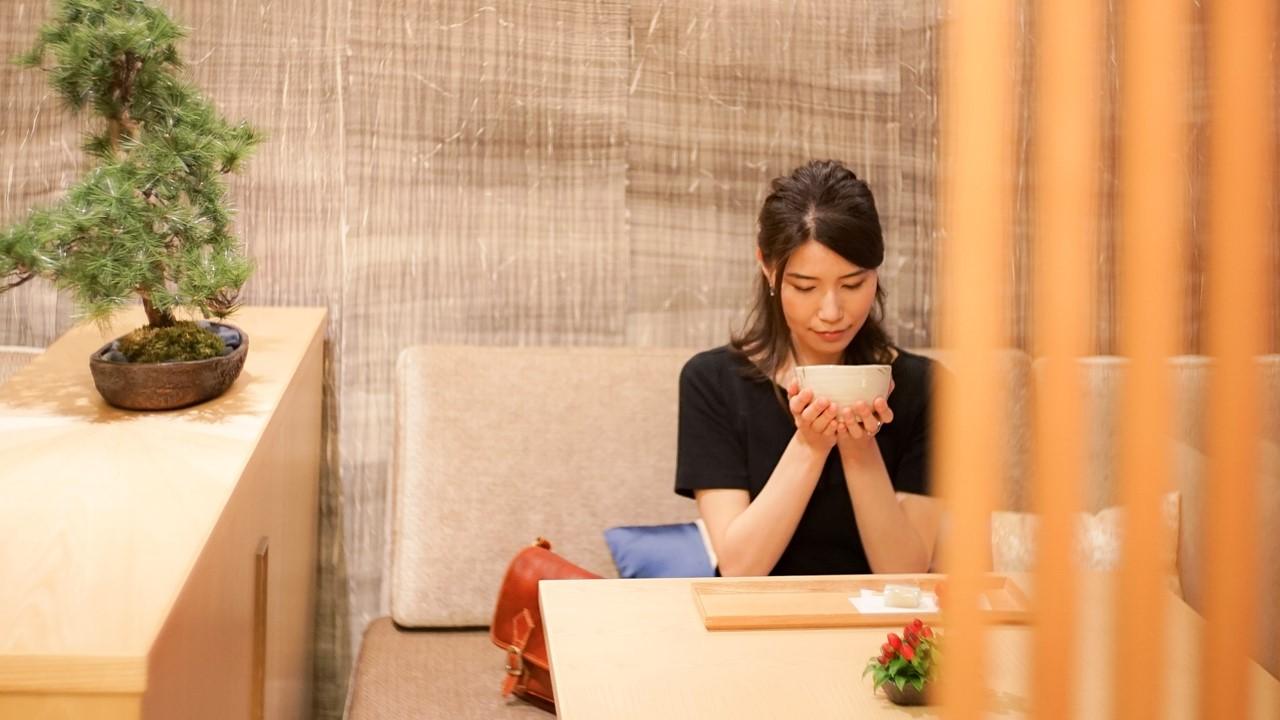 高輪 花香路4Fにある「ラウンジ 桜彩」で、お抹茶を愉しむ女性客。