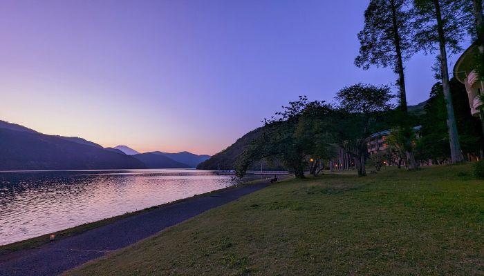 空と湖面が鮮やかなグラデーションを見せる夕暮れの芦ノ湖畔